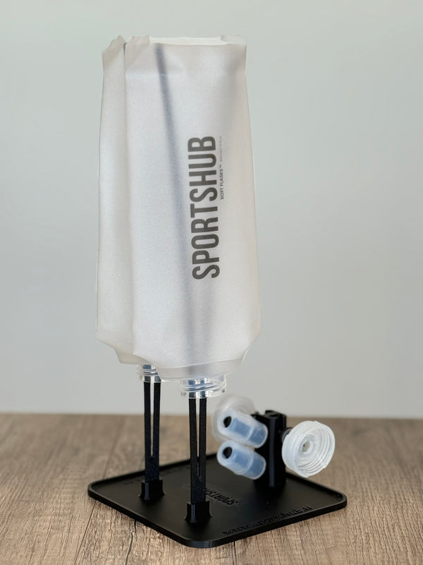Soporte de secado SportsHub Negro, con soft flasks colocadas para secar