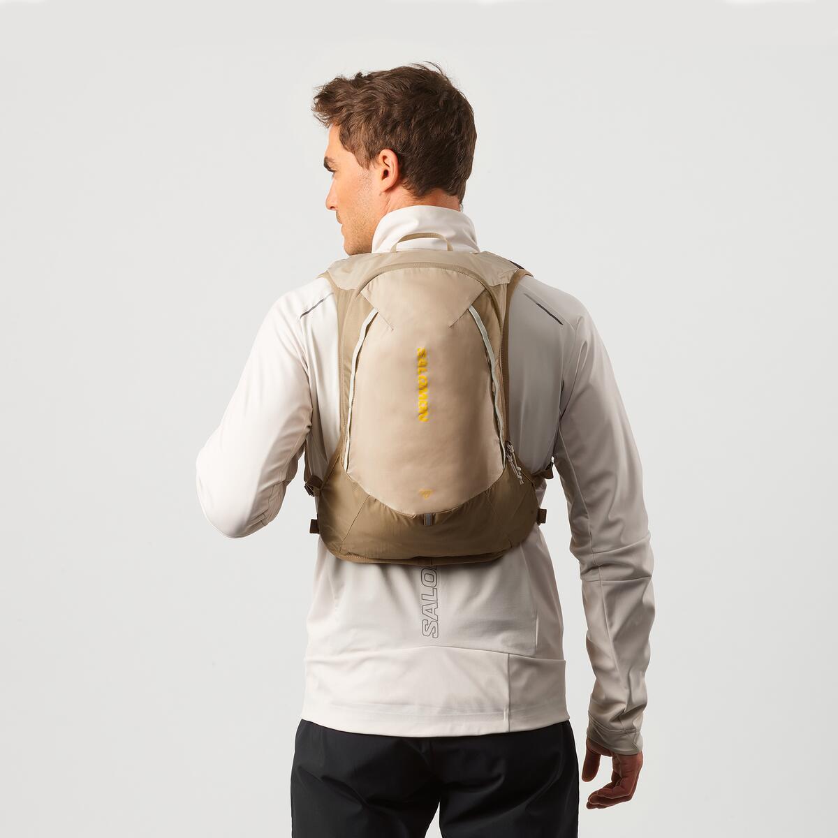 Vista adicional de la mochila Salomon Cross 12 Beige