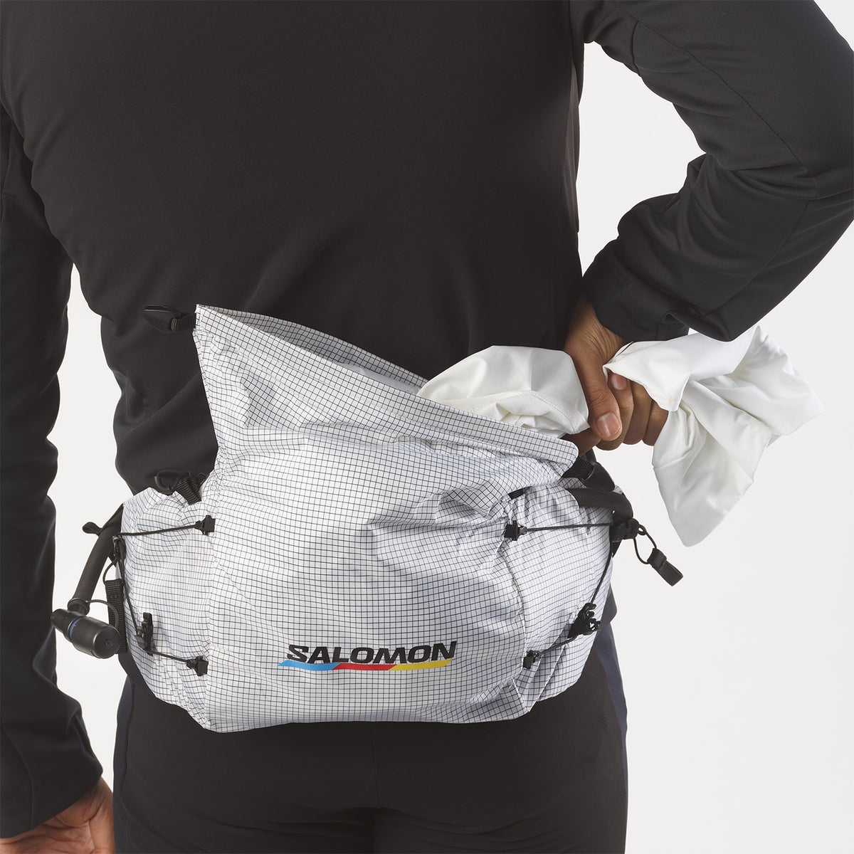 Riñonera de trail Salomon Cross Season Waist Race Flag blanca y negra, detalle del ajuste